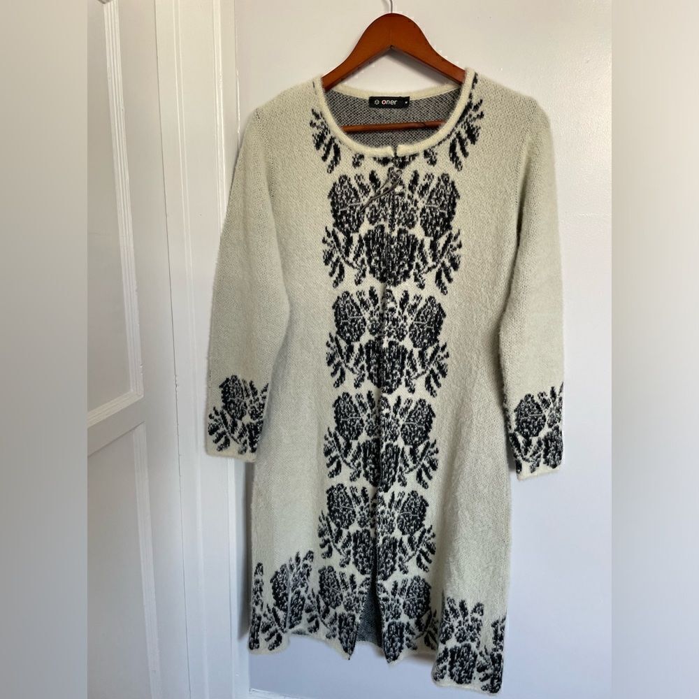 Unique woman’s black and white sweater size small - Picture 2 of 6